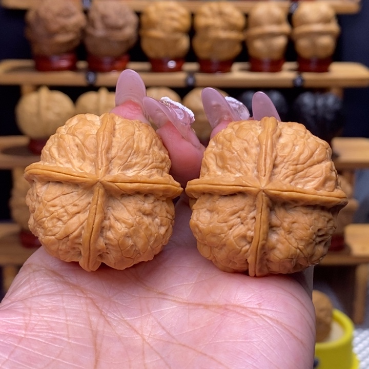 文玩核桃把件玉玺四棱31号40尺