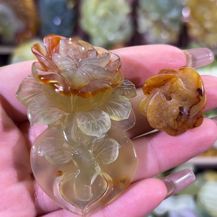 未镶嵌蛇纹石玉颈饰虫**?随机发