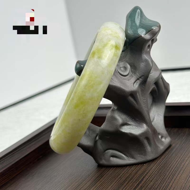 ”万玉甄选“时尚蓝田玉飘绿镯子
