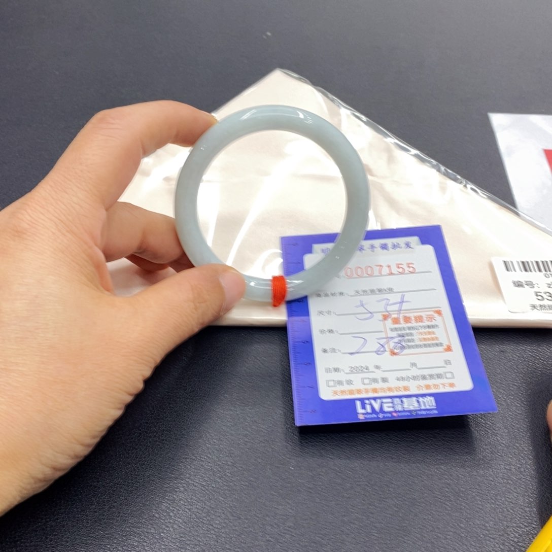 翡翠手镯未镶嵌翡翠手镯