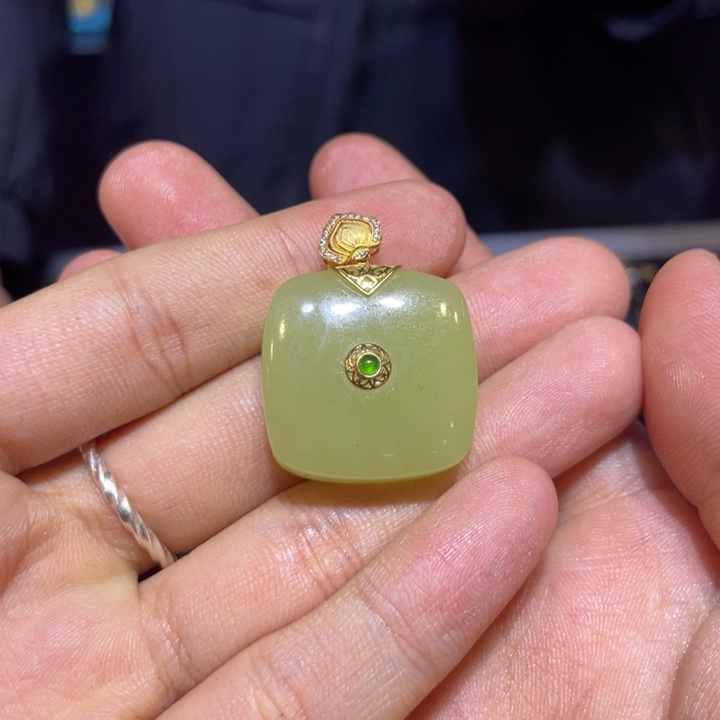 和田玉18K金镶嵌颈饰