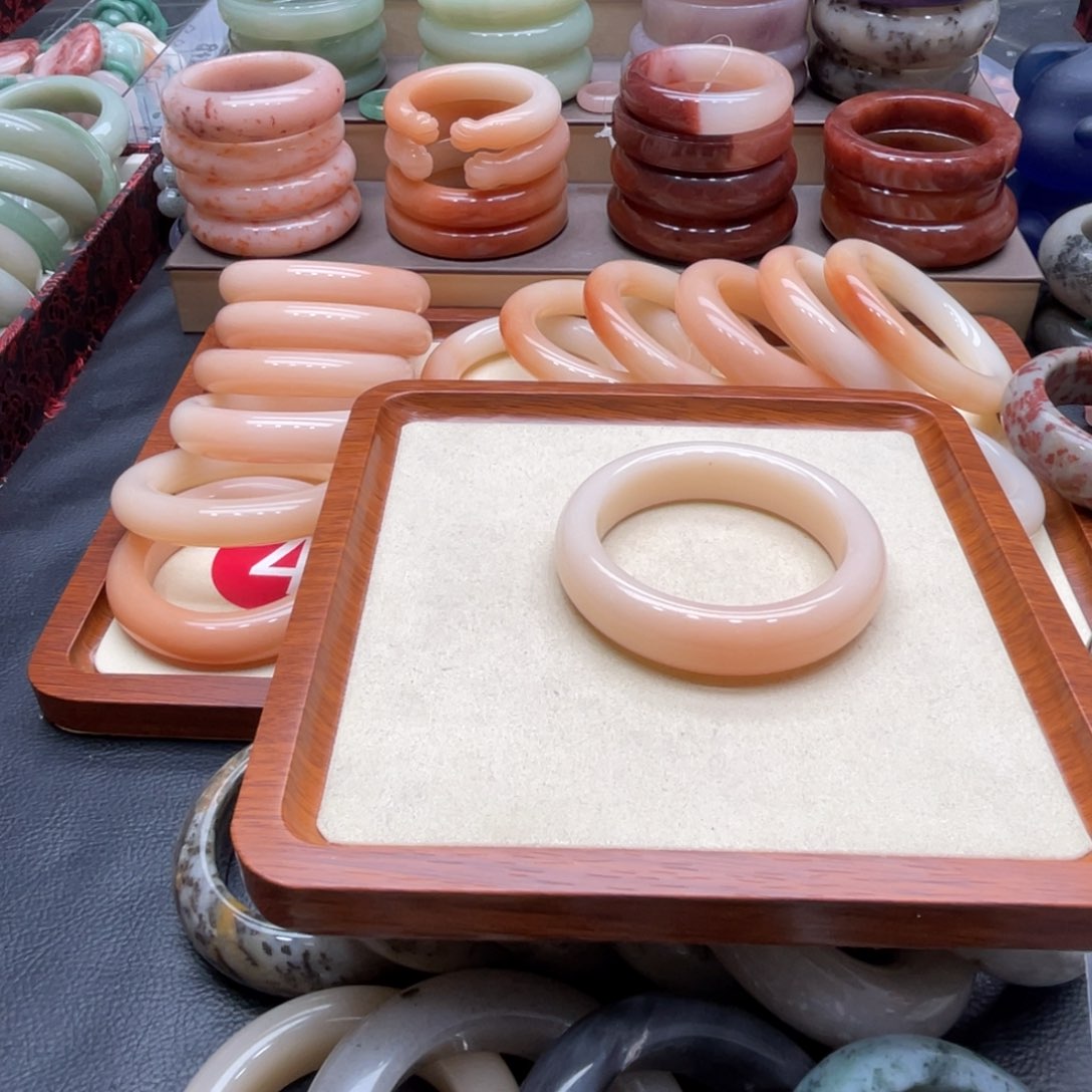 石英质玉手镯未镶嵌向****?