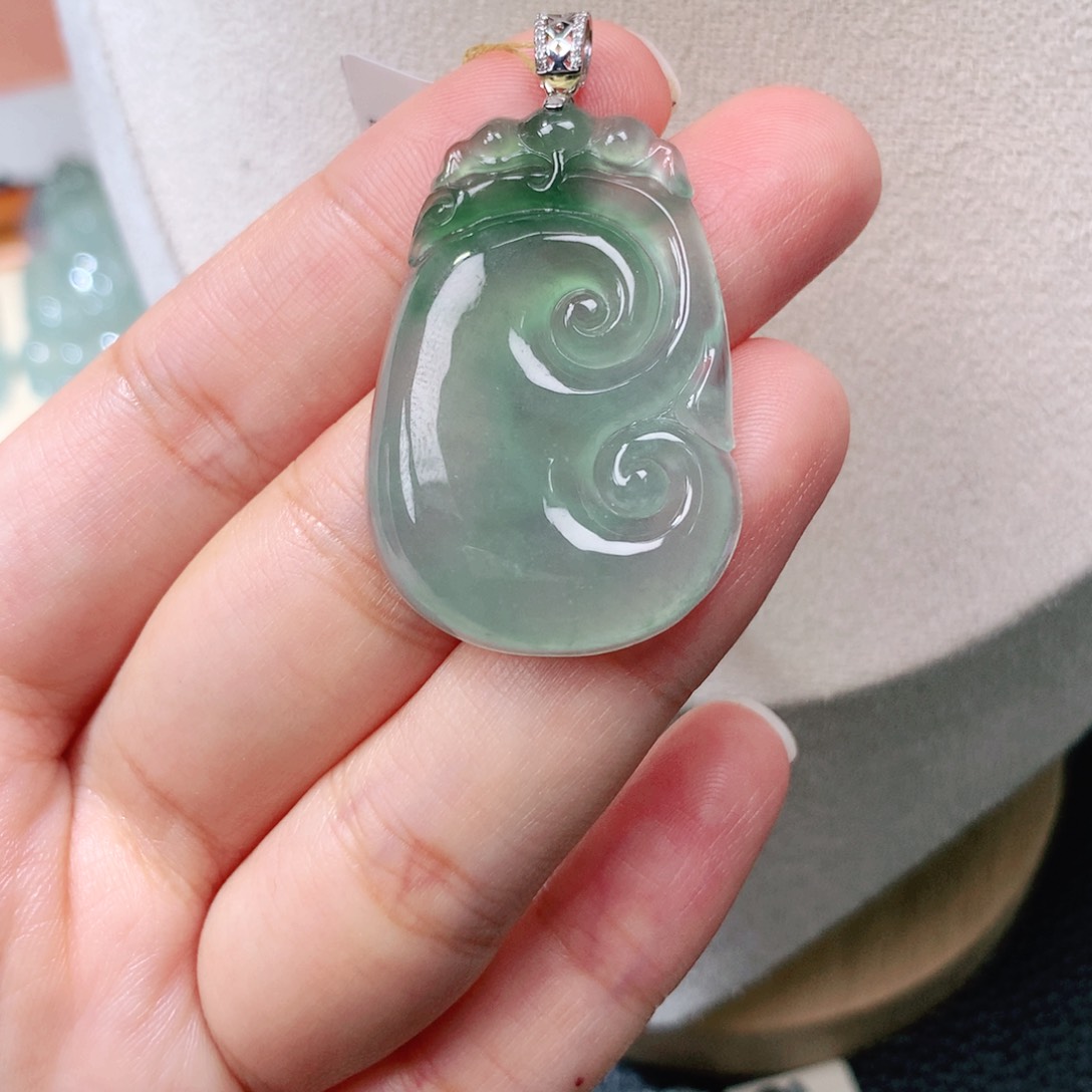 颈饰18K金镶嵌翡翠如意