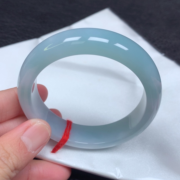 翡翠手镯未镶嵌。