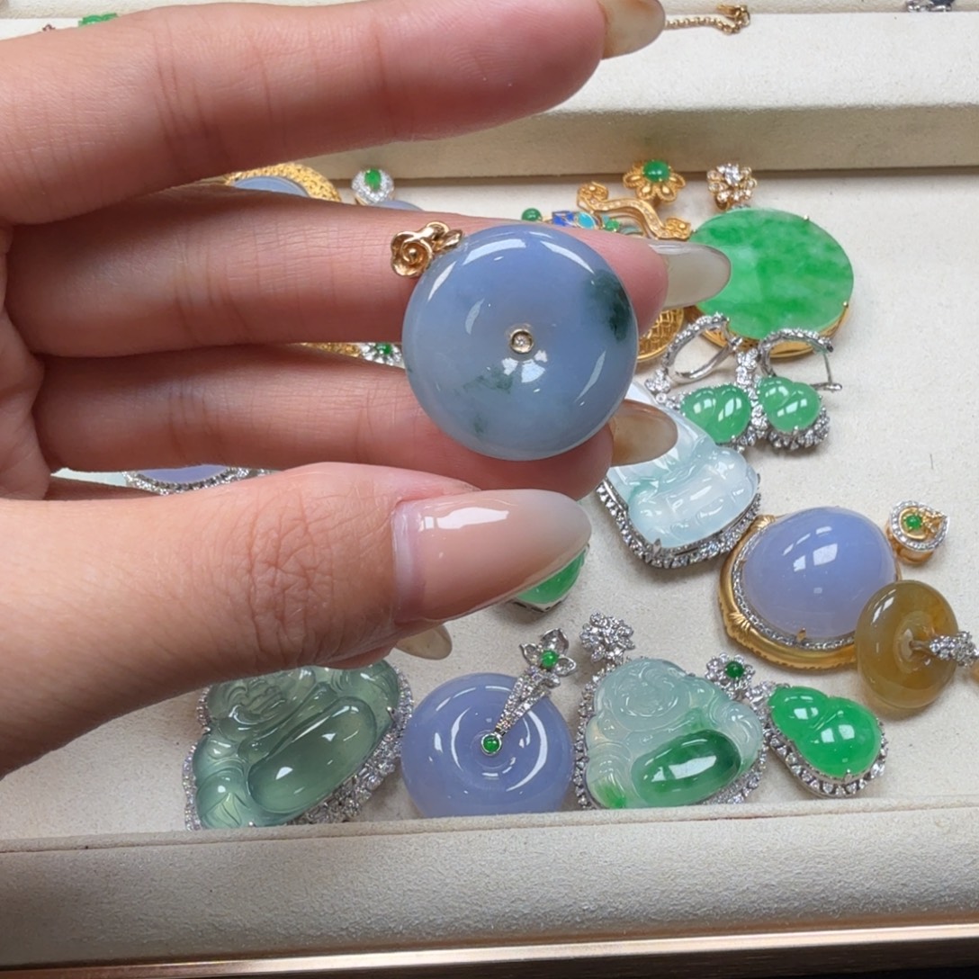 翡翠18K金镶嵌颈饰