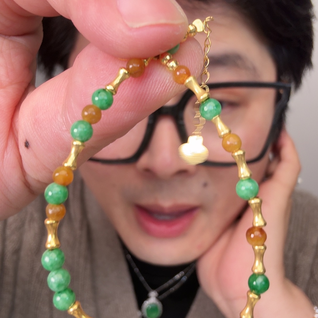 翡翠18K金镶嵌颈饰一件