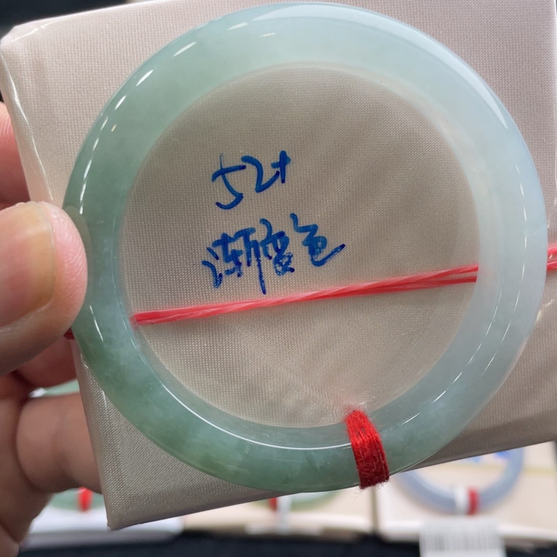 翡翠手镯未镶嵌翡翠手镯