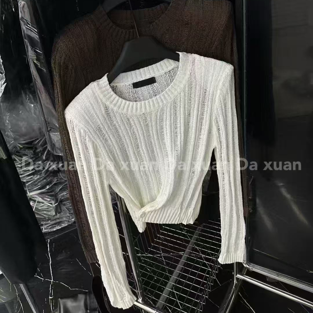 早秋新款设计感条纹镂空感圆领下摆纽扣针织上衣