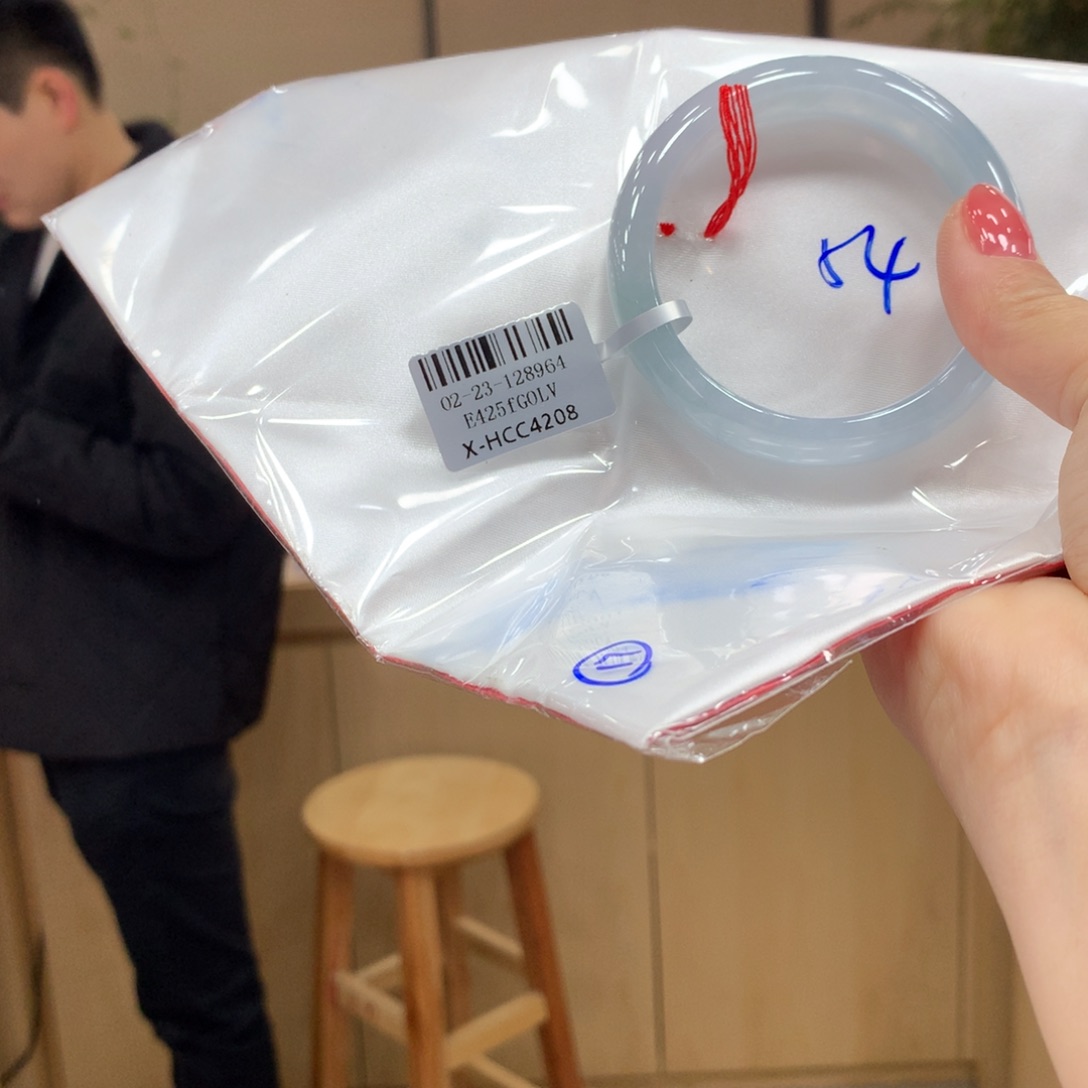 翡翠手镯未镶嵌不退不换