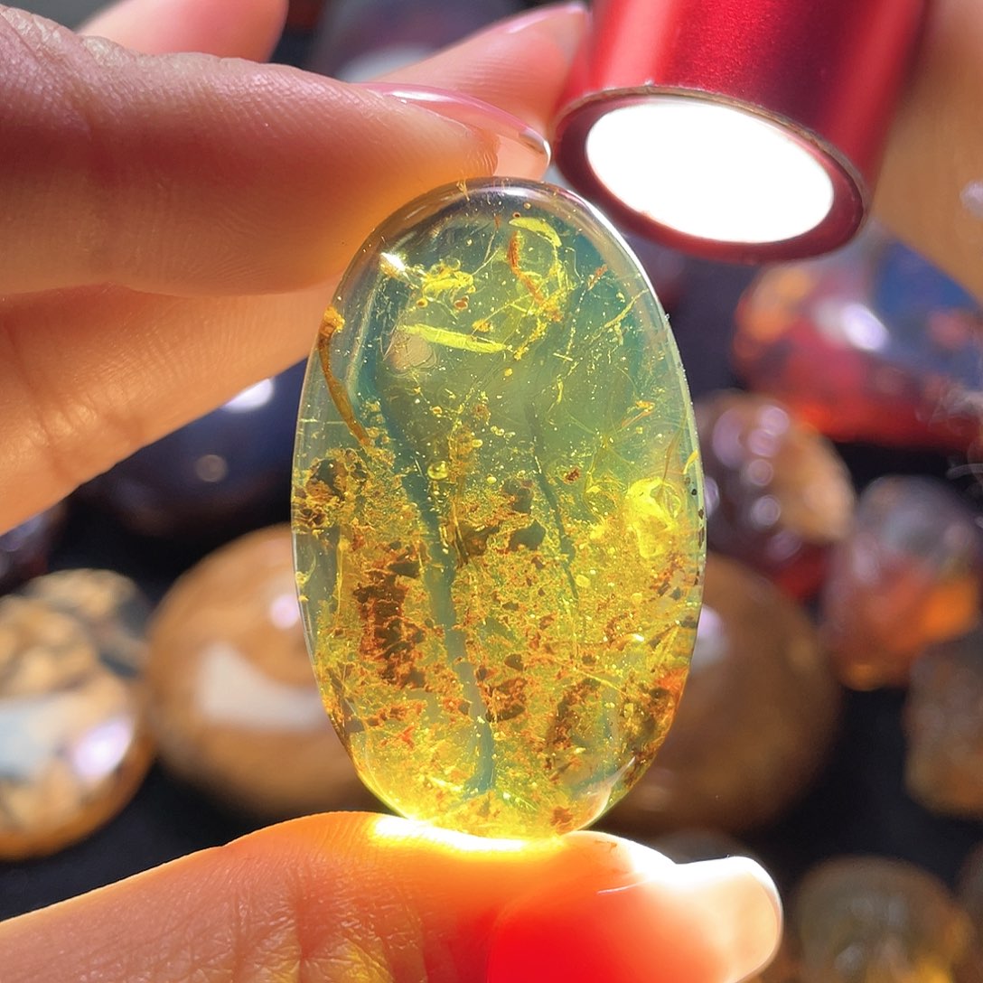 琥珀裸石未镶嵌？