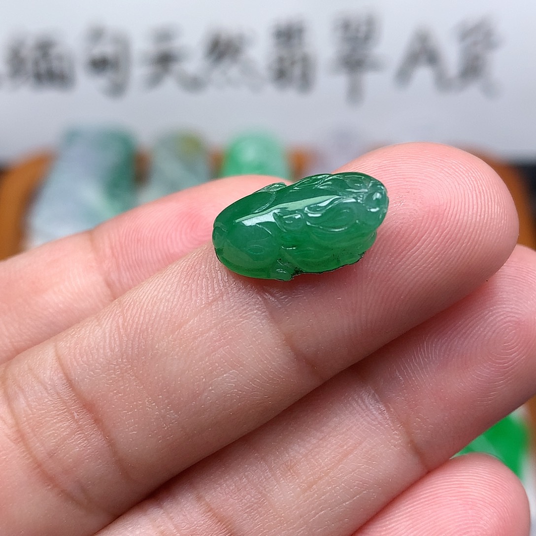 翡翠裸石缅甸天然A货翡翠阳绿貔貅