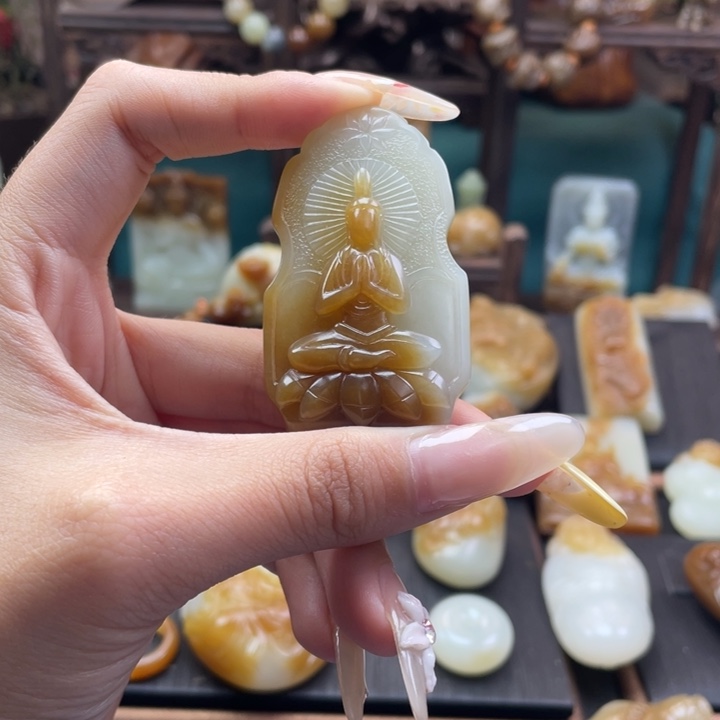 和田玉未镶嵌颈饰风*?