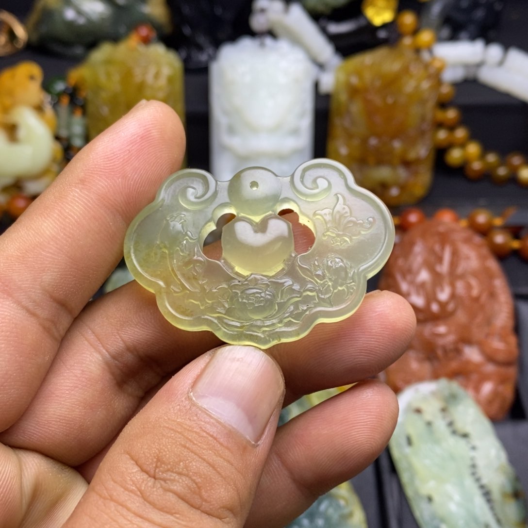 蛇纹石玉颈饰未镶嵌