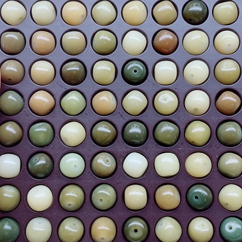 白玉菩提吊坠11阴皮渐变桶200颗