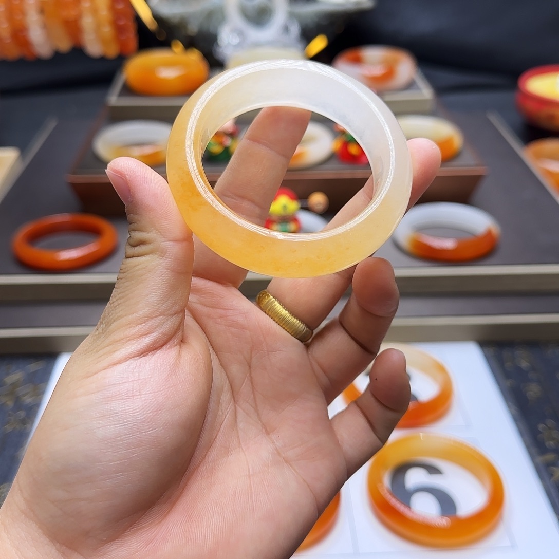 仓****石英质玉（黄龙玉）未镶嵌手镯