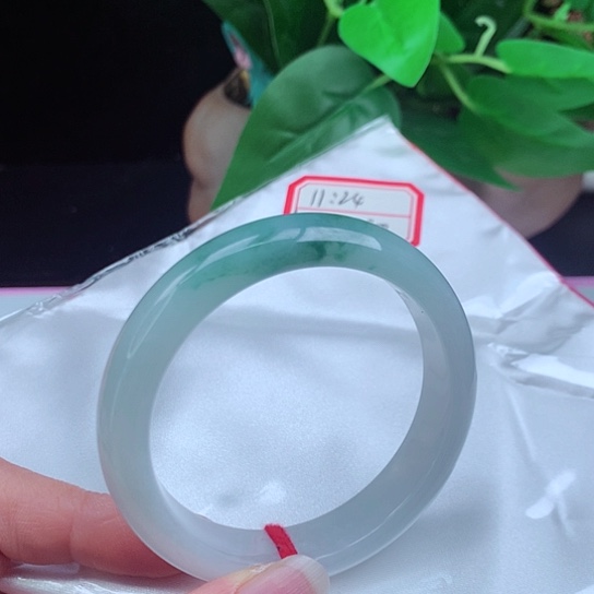 翡翠手镯未镶嵌       正圈53+ 冰飘蓝花