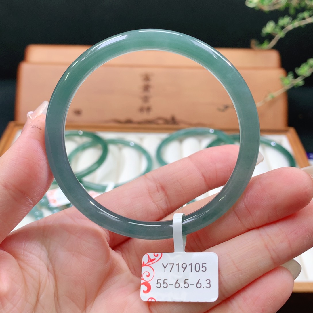 翡翠手镯未镶嵌天然