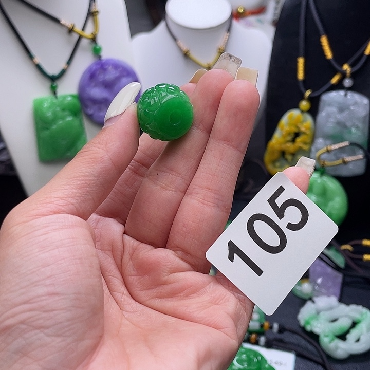 翡翠未镶嵌吊坠(赠链)