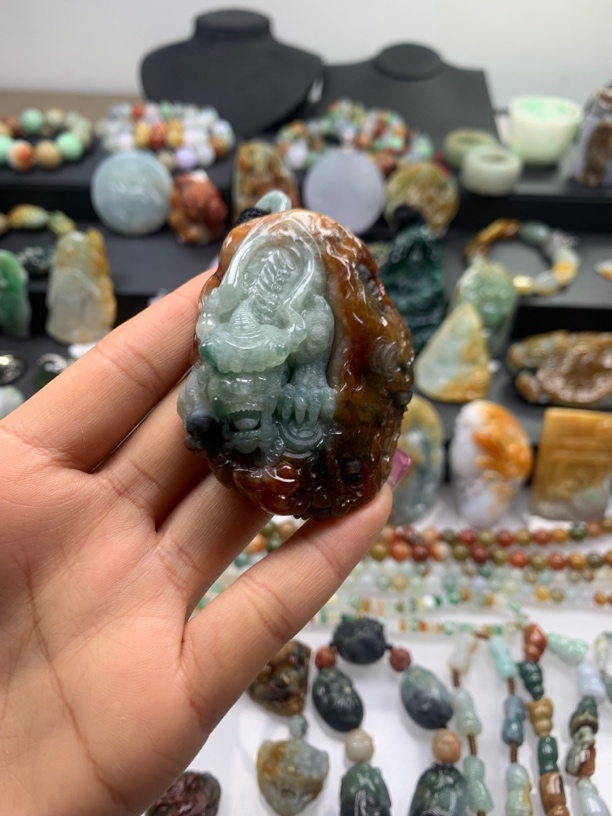 腾冲老料翡翠挂件