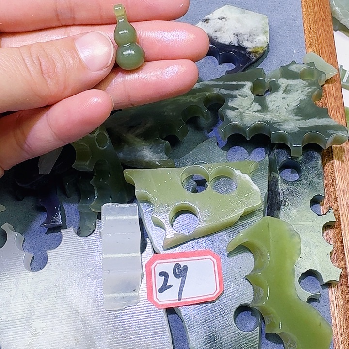 透闪石质玉未镶嵌珠宝奇石