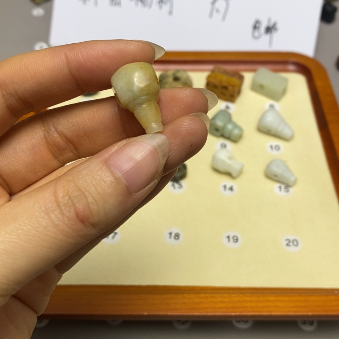 蛇纹石玉配饰合金小***草