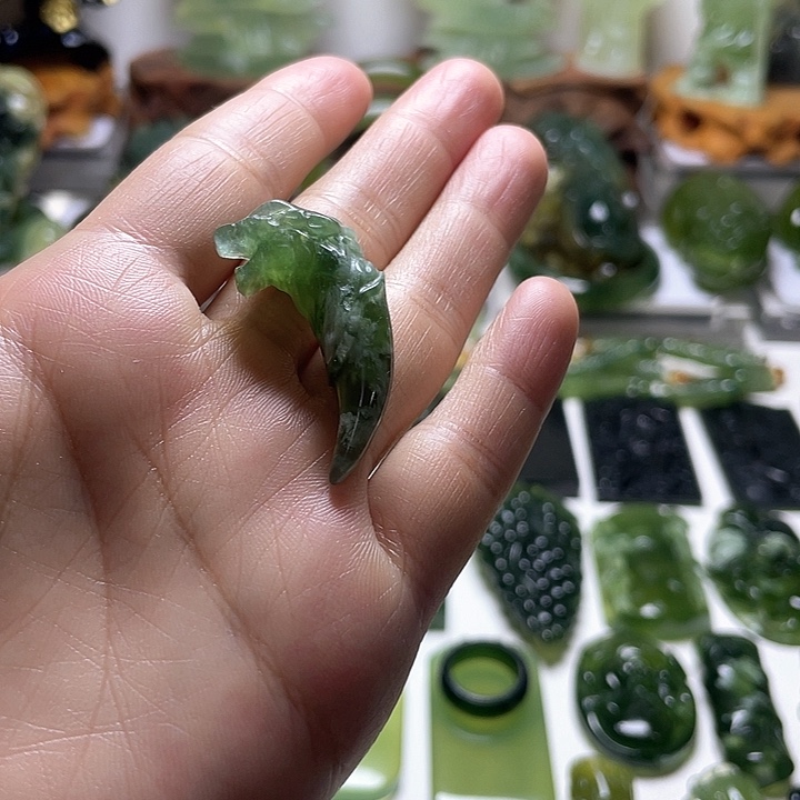 蛇纹石玉颈饰未镶嵌