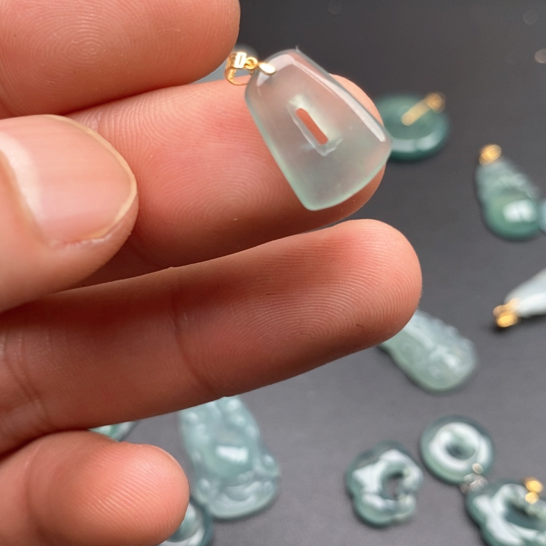 颈饰18K金镶嵌翡翠