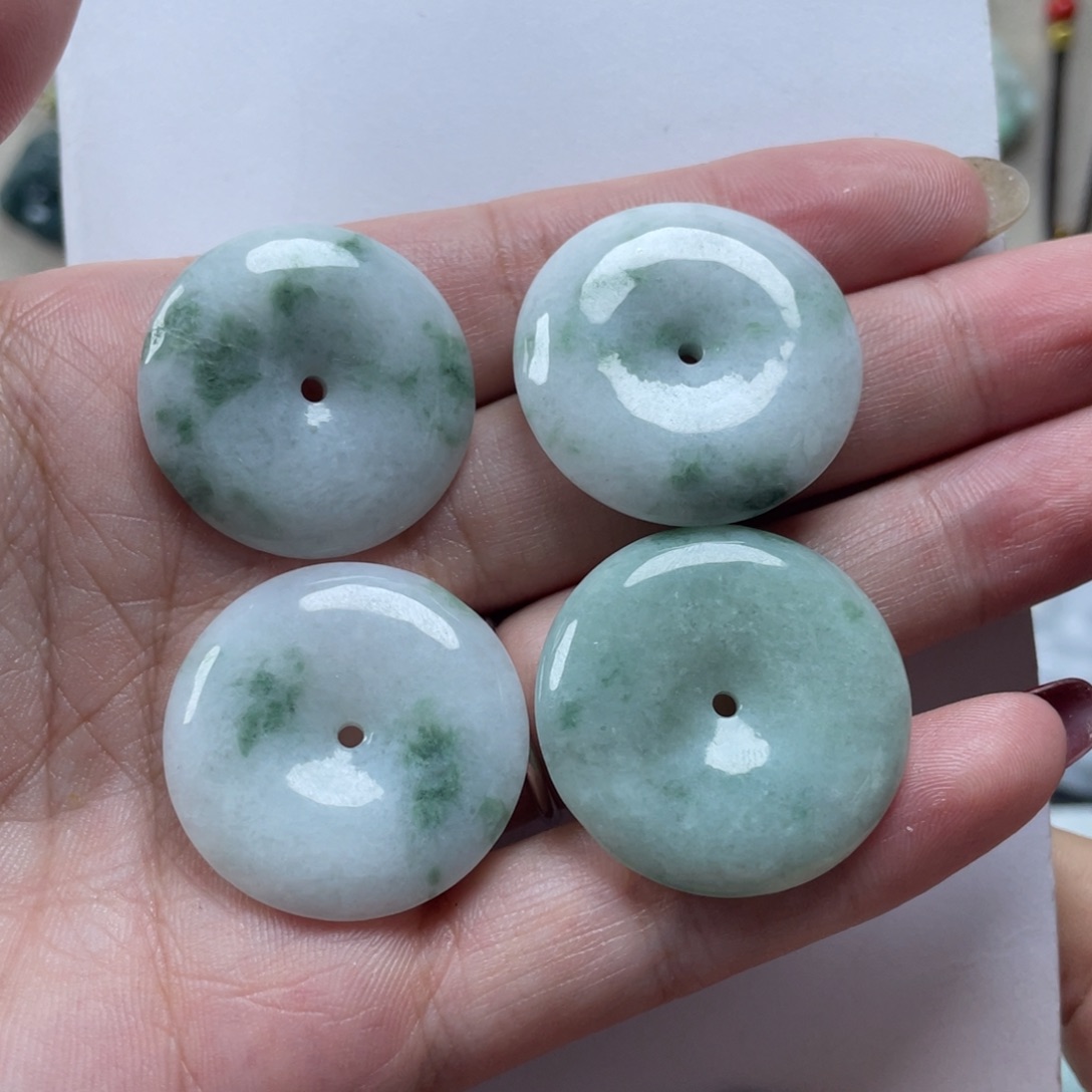 翡翠颈饰未镶嵌平安扣