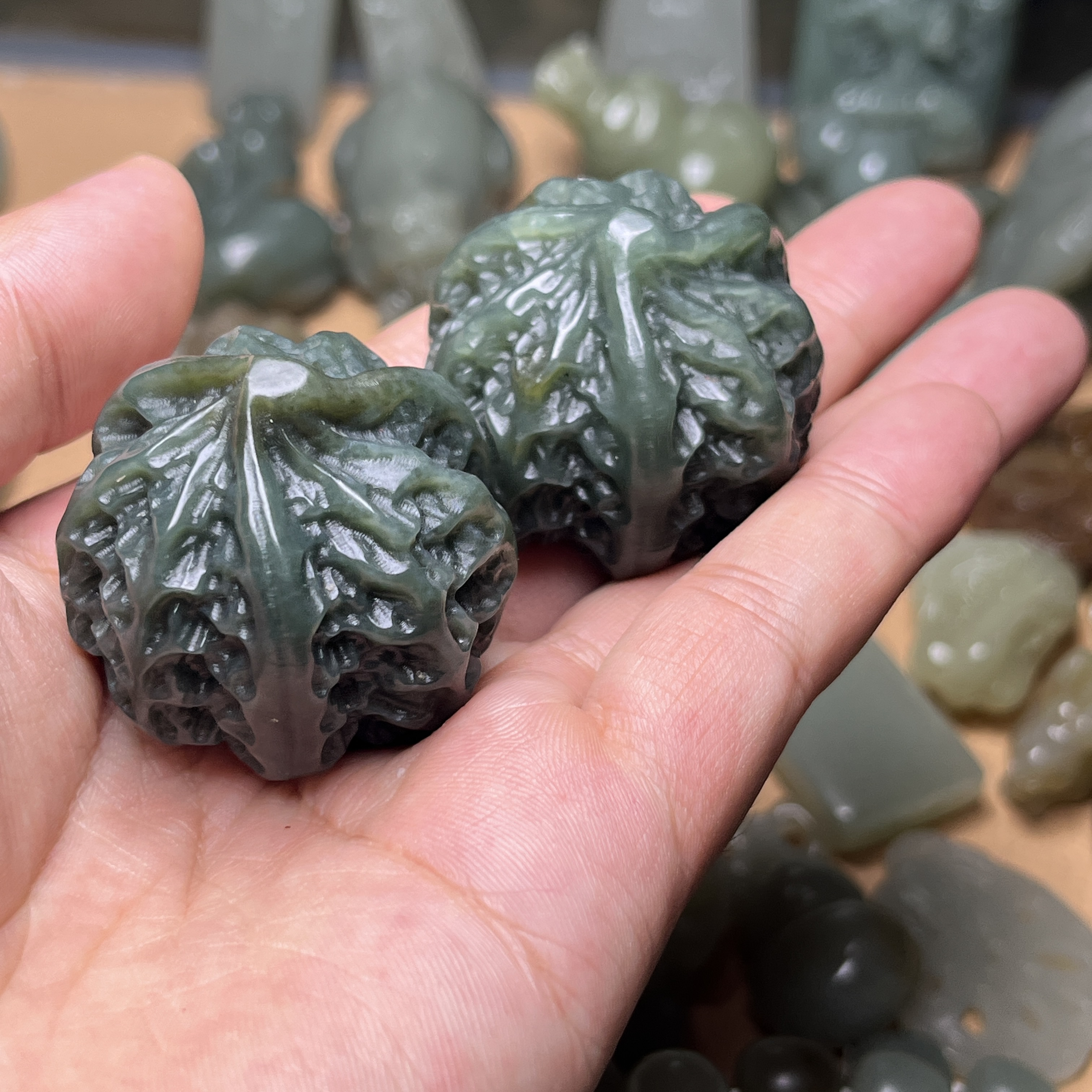 新疆和田玉且末料，核桃把玩件