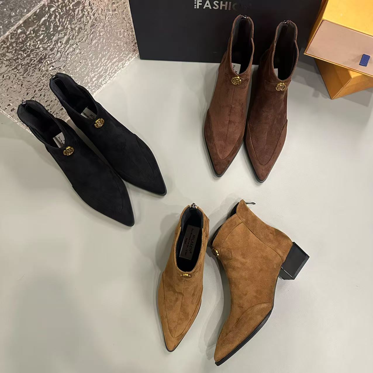 (加绒)2025秋冬新款爆款绒面山茶花时尚百搭中跟粗跟女鞋尖头短靴