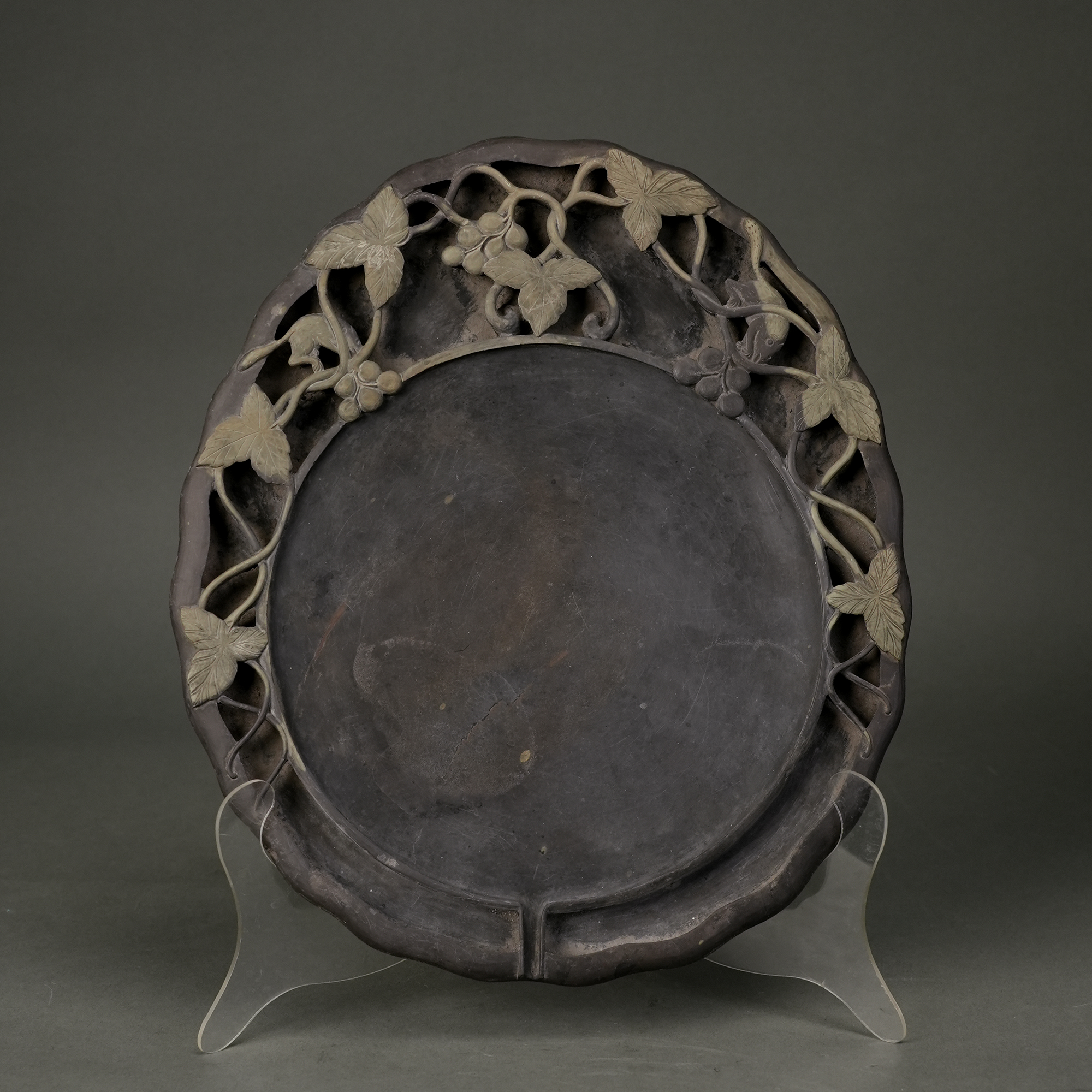 LOT 052403清代 巧雕松鼠葡萄纹巨形砚【古董拍卖】