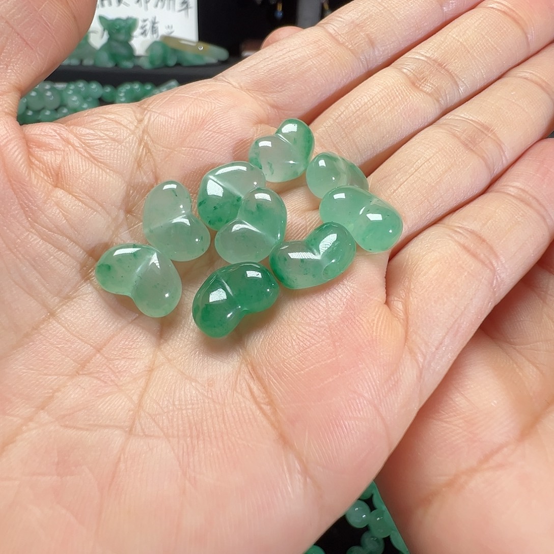 石英质玉（非洲翠）未镶嵌颈饰