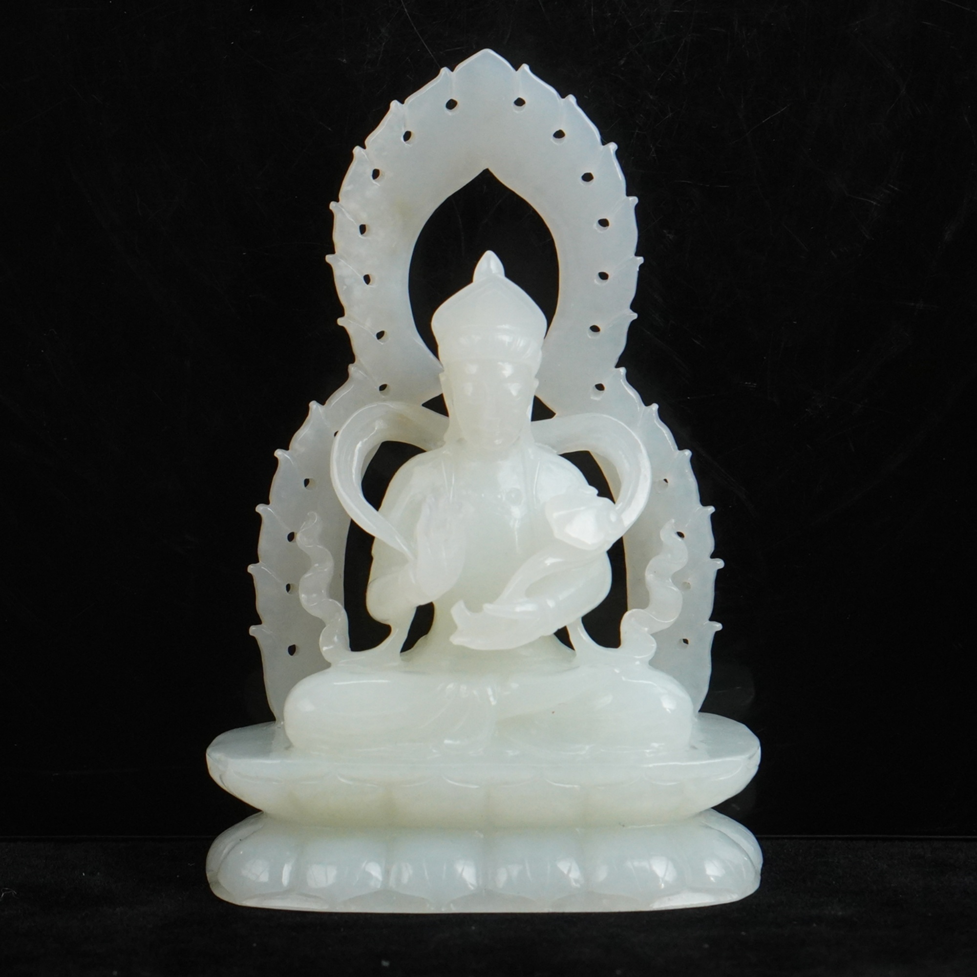 和田玉白玉观音坐像（高9.8cm宽6.5cm重147.2g)CXL(198)