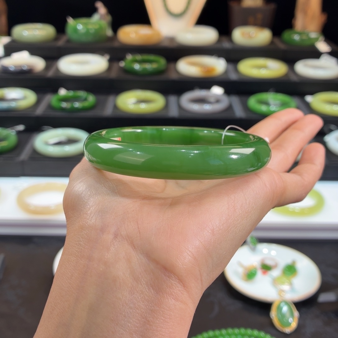 用***8和田玉未镶嵌手镯俄碧果阳绿色59