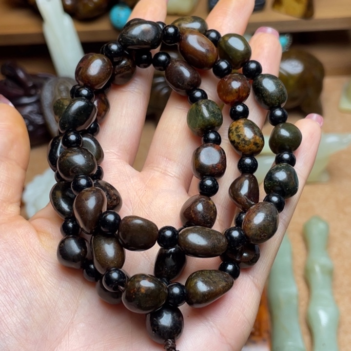 蛇纹石玉未镶嵌颈饰