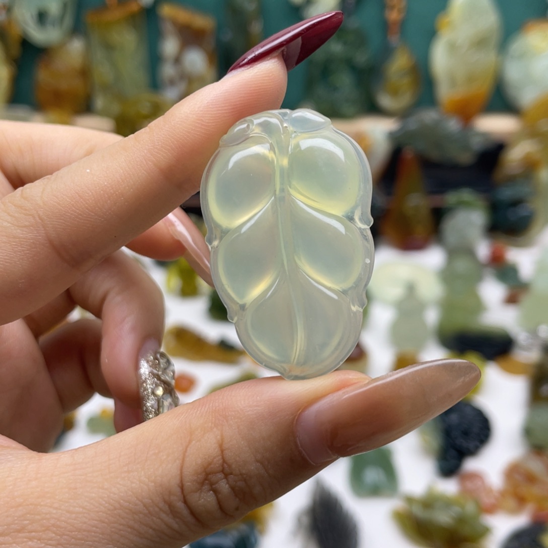 蛇纹石玉颈饰未镶嵌