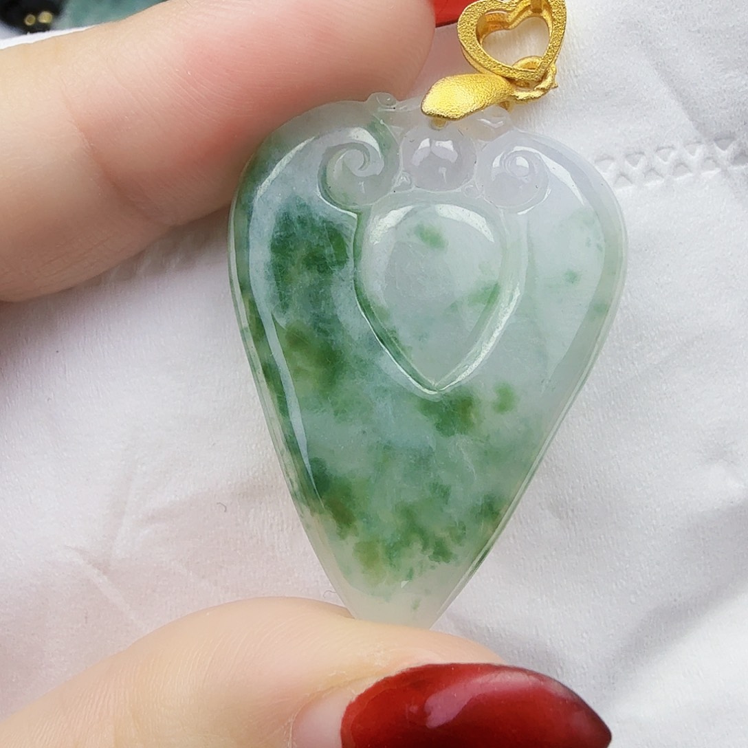 翡翠颈饰未镶嵌桃心