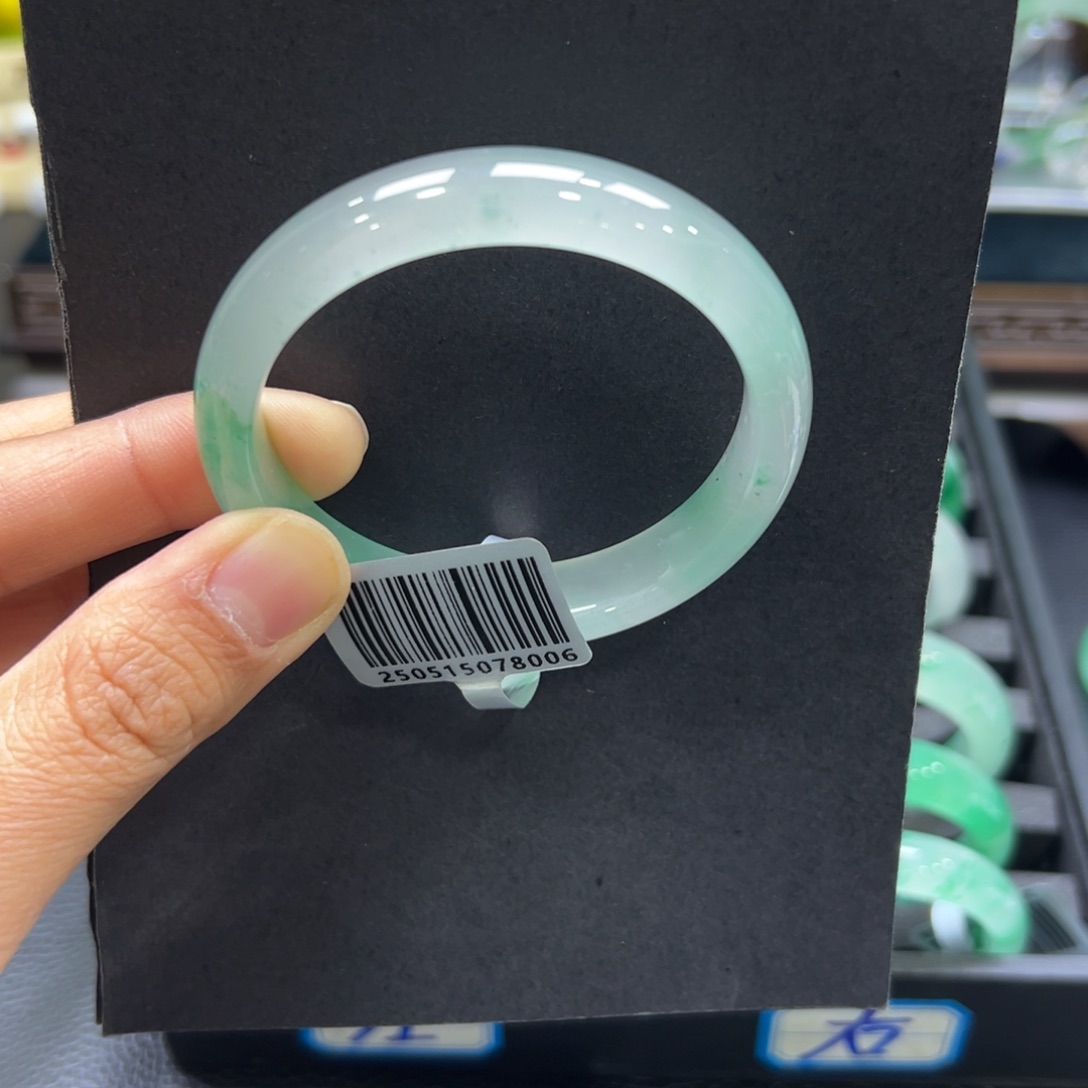 大***微石英质玉未镶嵌手镯