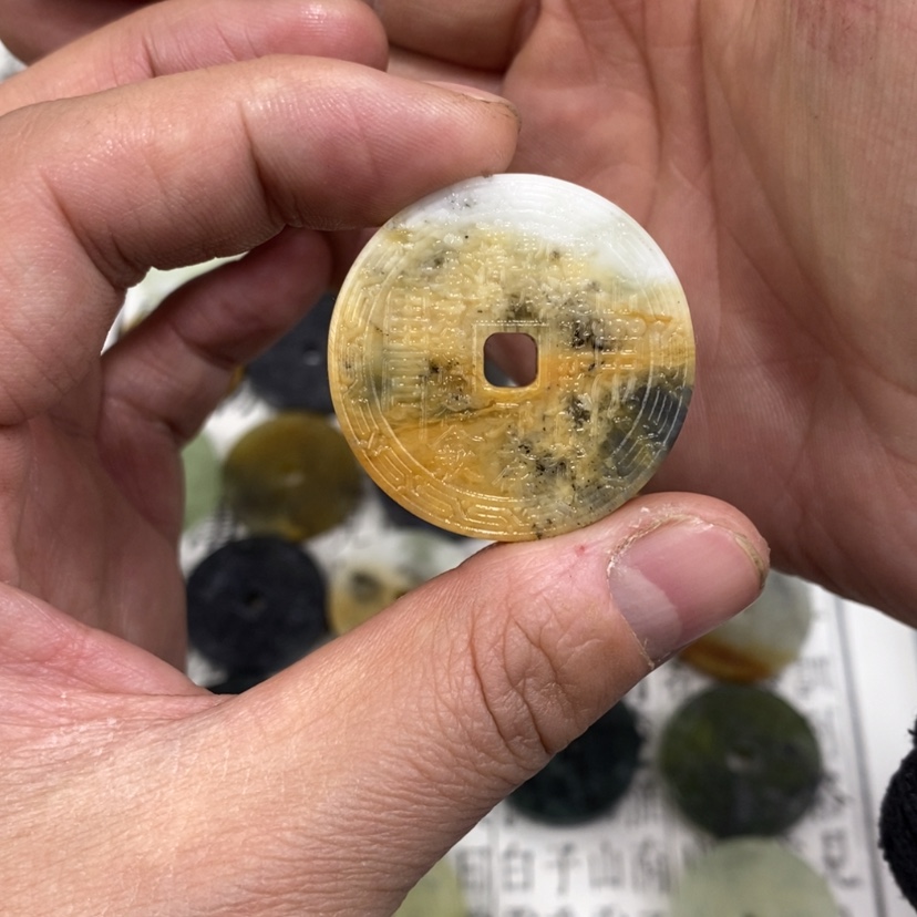 【闪购商品】岫玉颈饰未镶嵌么***沃岫玉山鬼花钱吊坠