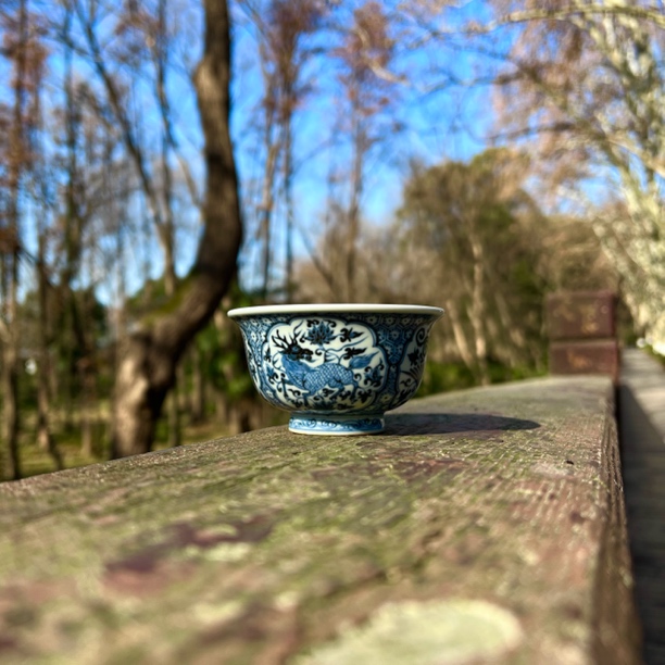 《鸣鹊坊》麒麟追凤元青花压手杯主人杯