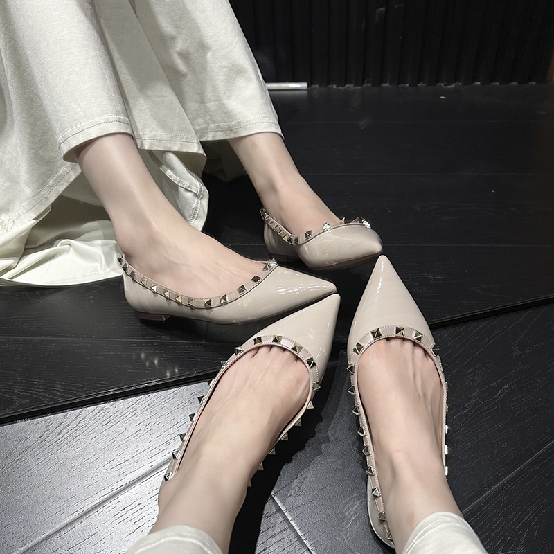 铆钉平底鞋女2025新款尖头百搭裸色浅口舒适平跟女鞋黑色漆皮单鞋