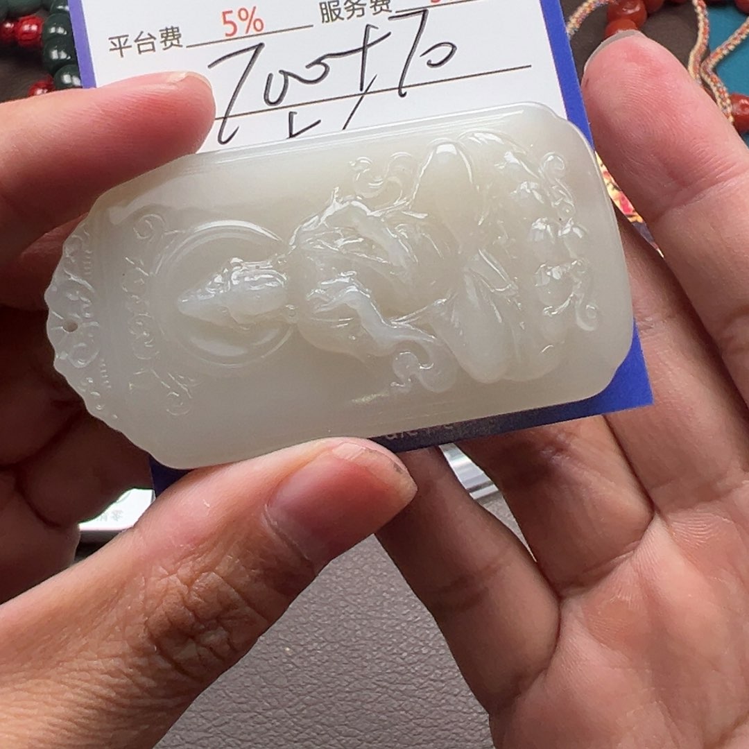 和田玉颈饰未镶嵌海**色