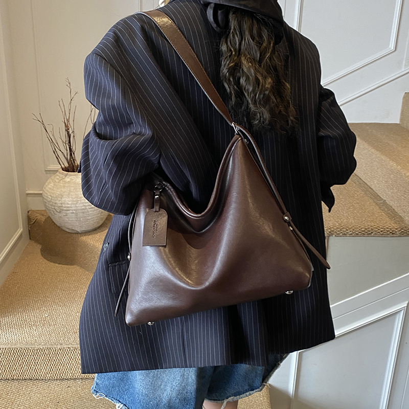 大容量包包女式新款秋冬复古斜挎包高级质感休闲便携款通勤包