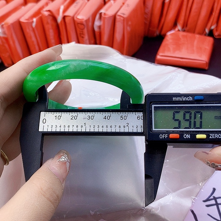 翡翠手镯未镶嵌118。  