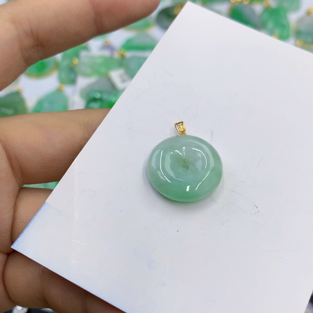 翡翠18K金镶嵌颈饰翡翠