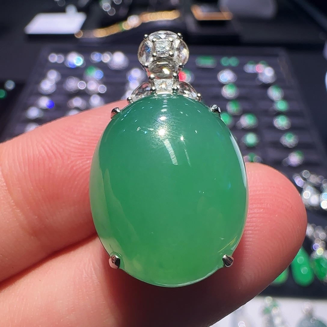 翡翠18K金镶嵌颈饰吊坠