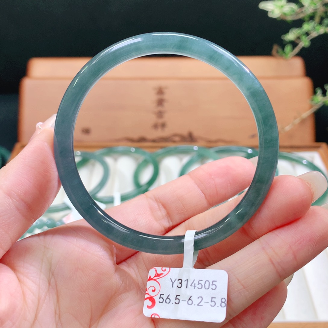 翡翠手镯未镶嵌天然
