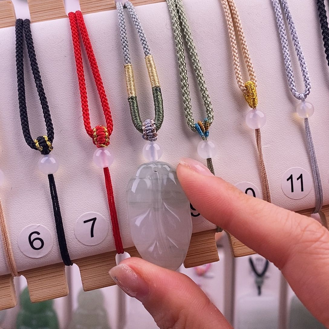 媚***媚石英质玉未镶嵌颈饰