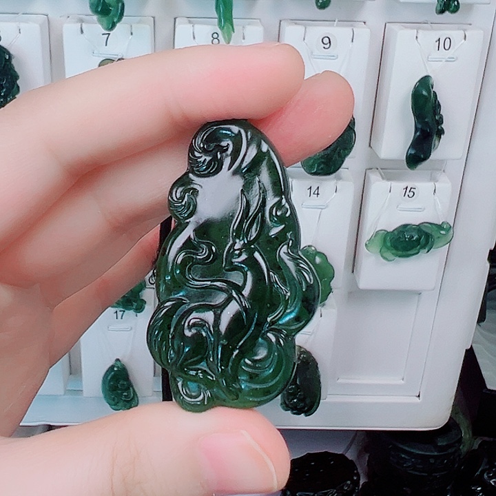 蛇纹石玉颈饰未镶嵌