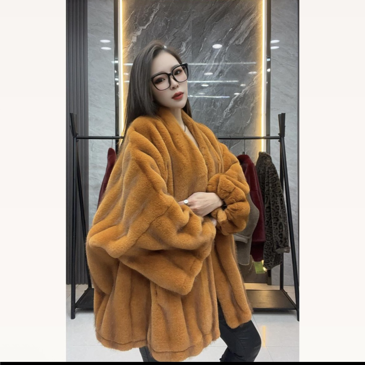 2025“鎏金王朝”系列抽绳袖V领人造皮草时尚气质慵懒新款潮牌女装